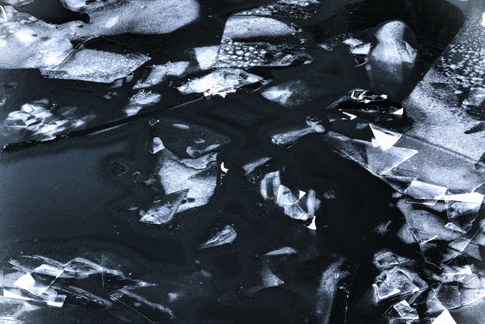 Ein Schwarz-Weiß-Foto von Eis und Wasser