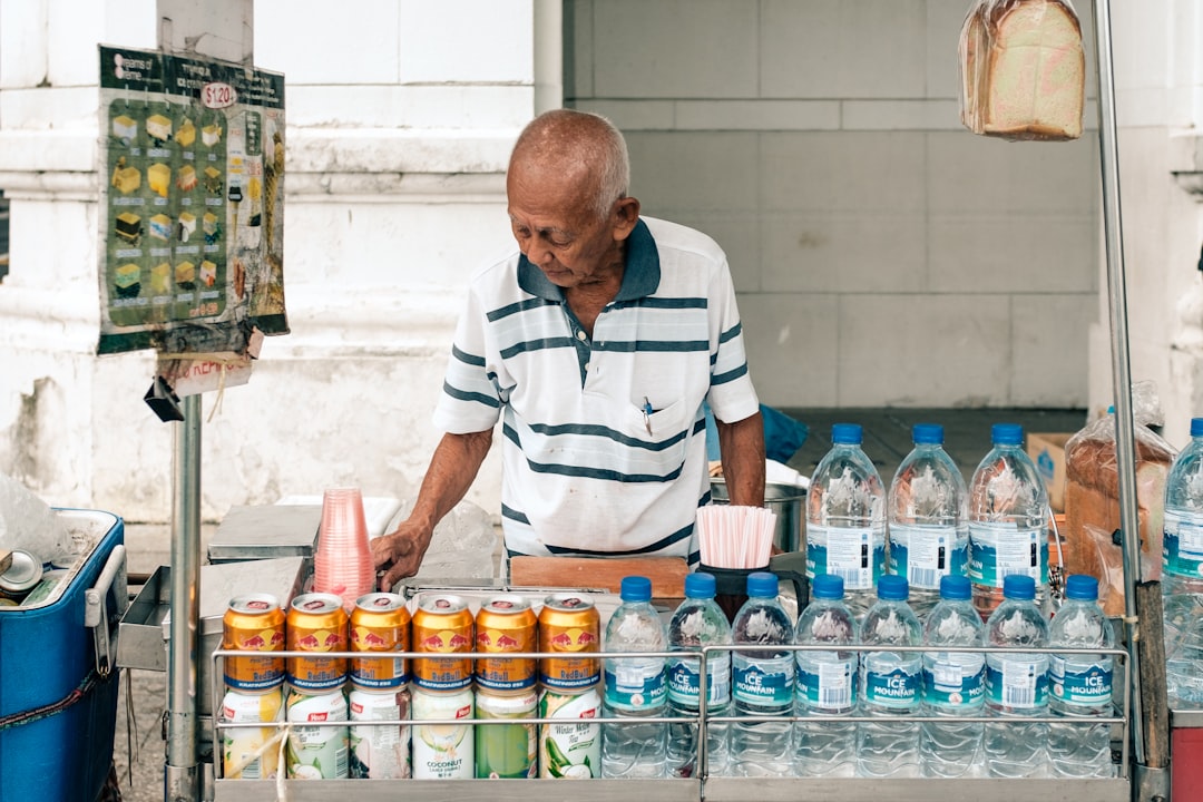 Hunting Hawker Centers and Michelin Stars: An Insider&#8217;s Guide to Singapore&#8217;s Dynamic Dining Scene