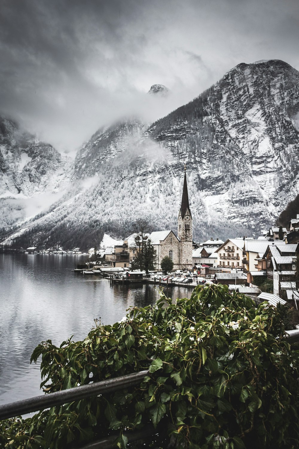 cidade no sopé de uma montanha coberta de neve