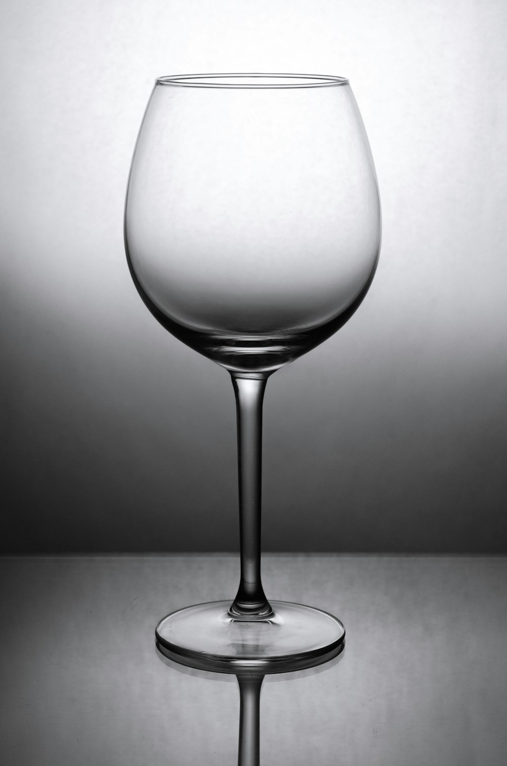 ワイングラスのグレースケール写真
