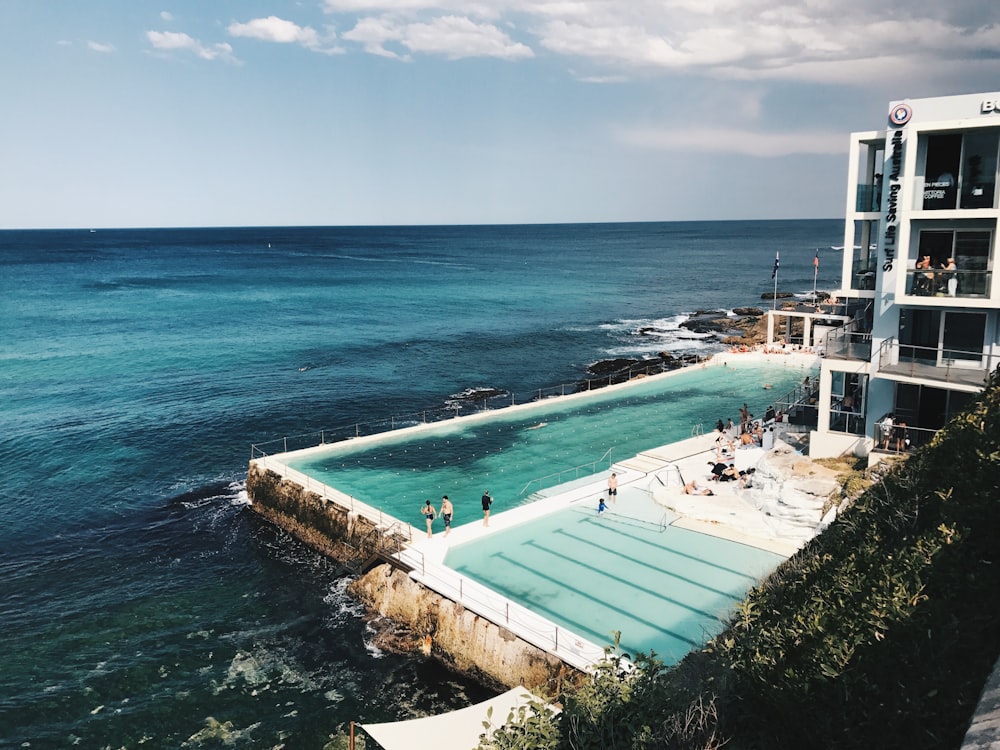 Gran piscina cerca del océano en fotografía de paisaje
