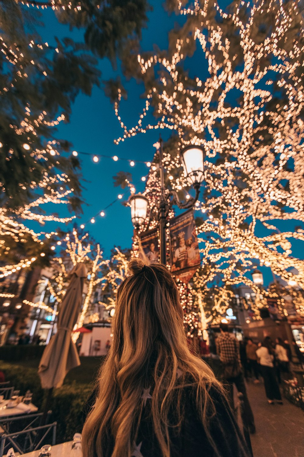 mujer viendo guirnaldas de luces