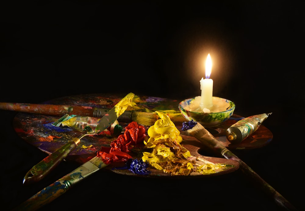 Vernice mista su tavolozza con candela