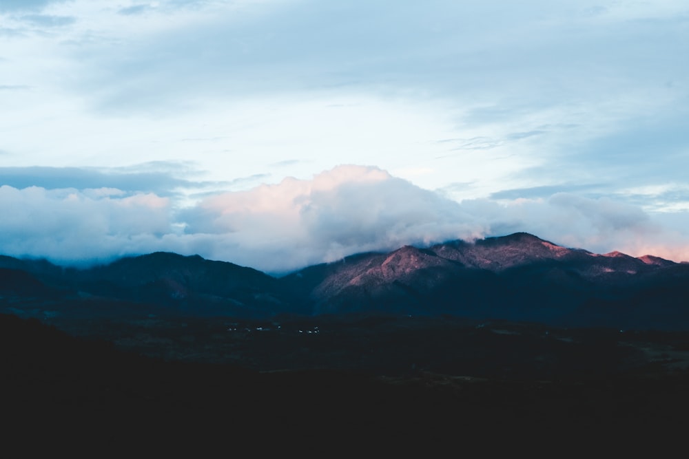 Foto de paisaje de montañas bajo nubes blancas