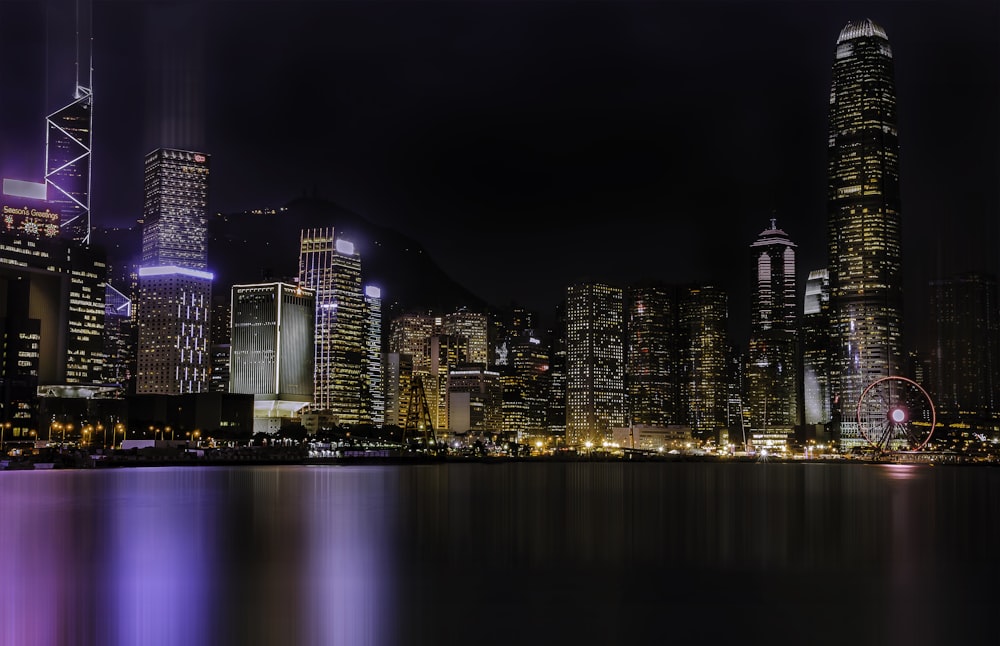 Foto di paesaggio di edifici della città durante la notte