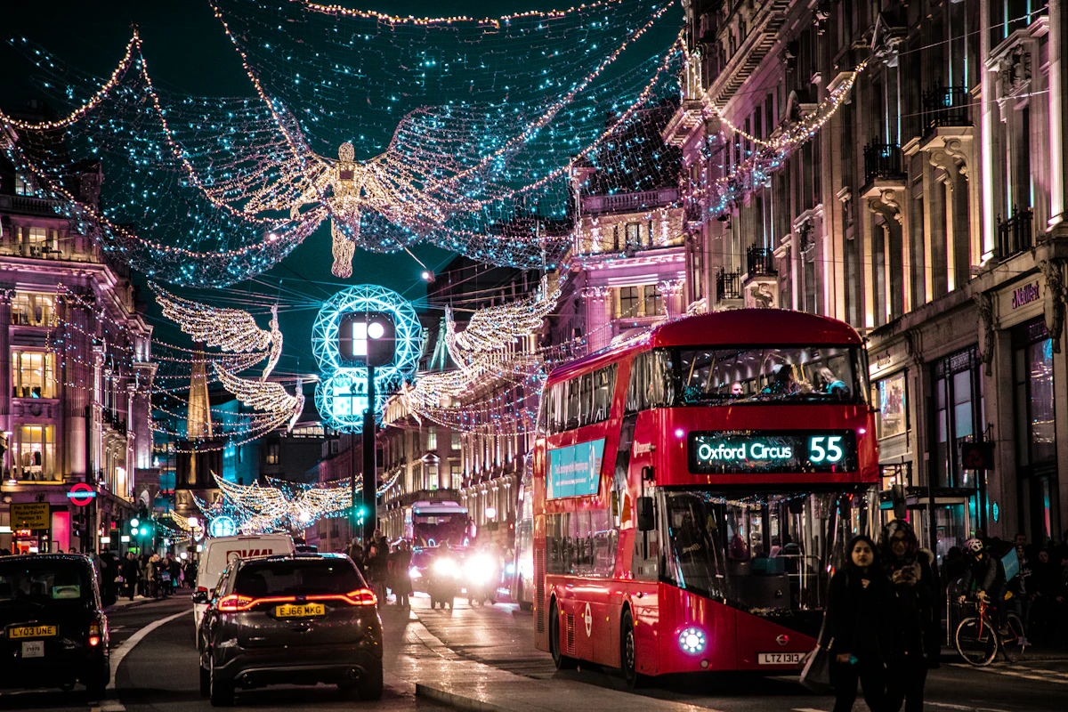Regent Street com luzes de Natal e um autocarro vermelho