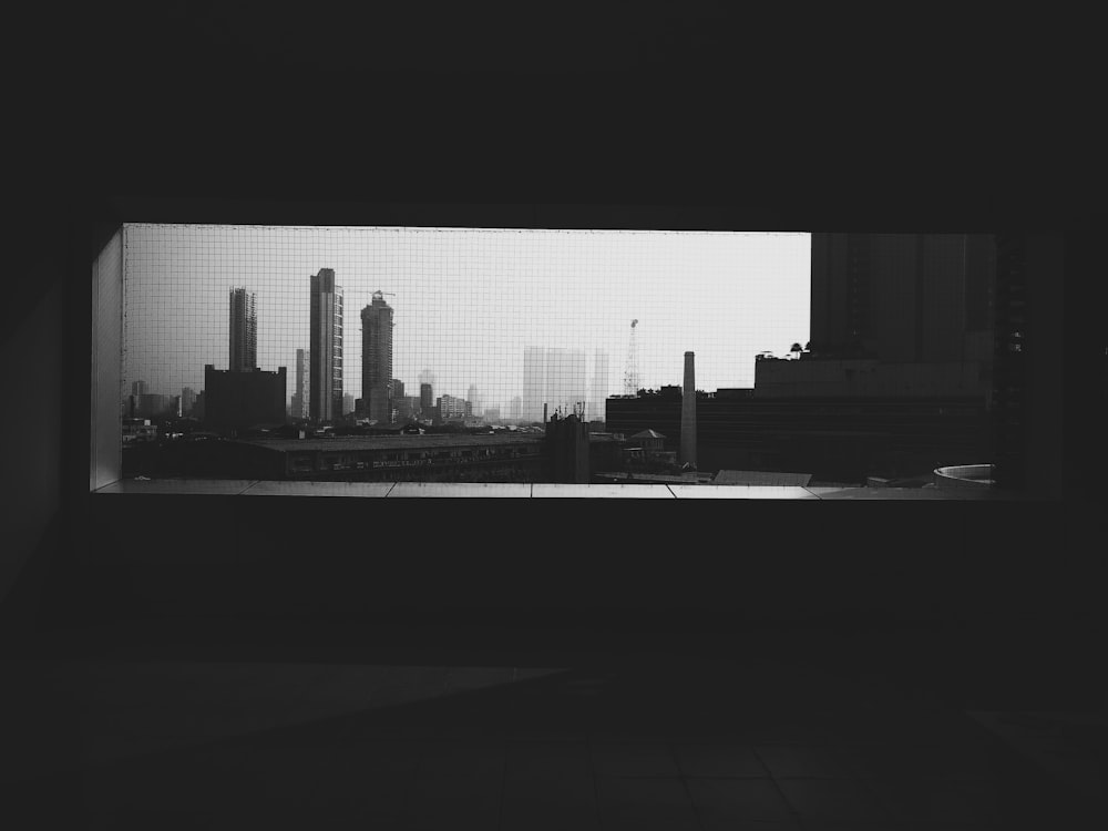 도시의 고층 건물의 회색조 사진
