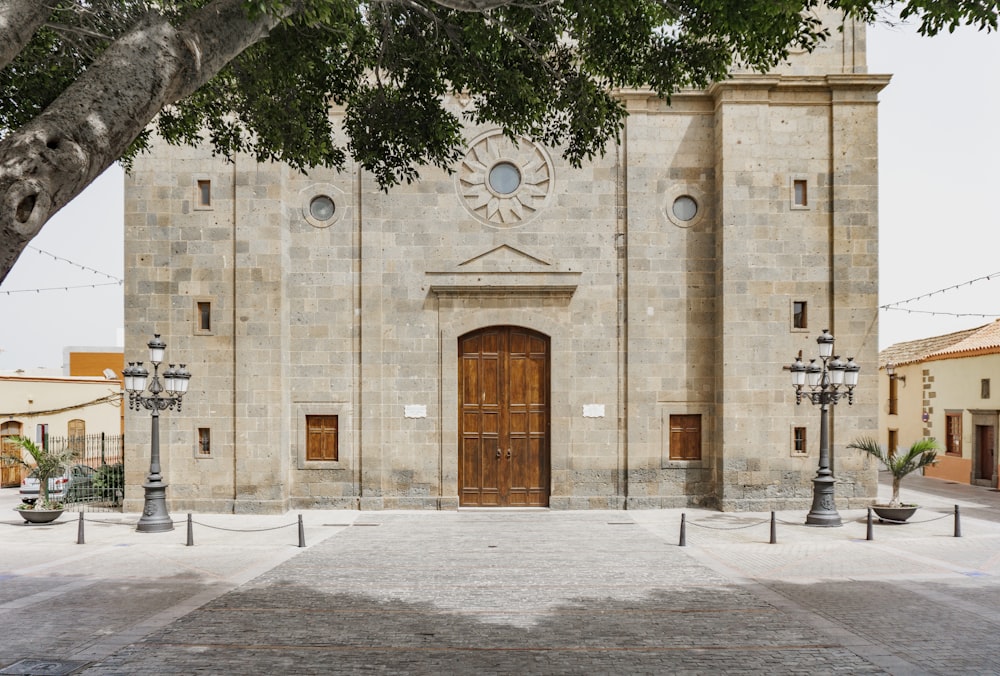 Photo de l’église en béton brun