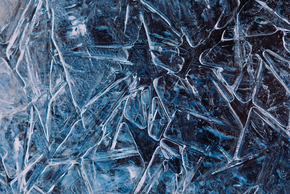 Un primo piano di cristalli di ghiaccio su una superficie