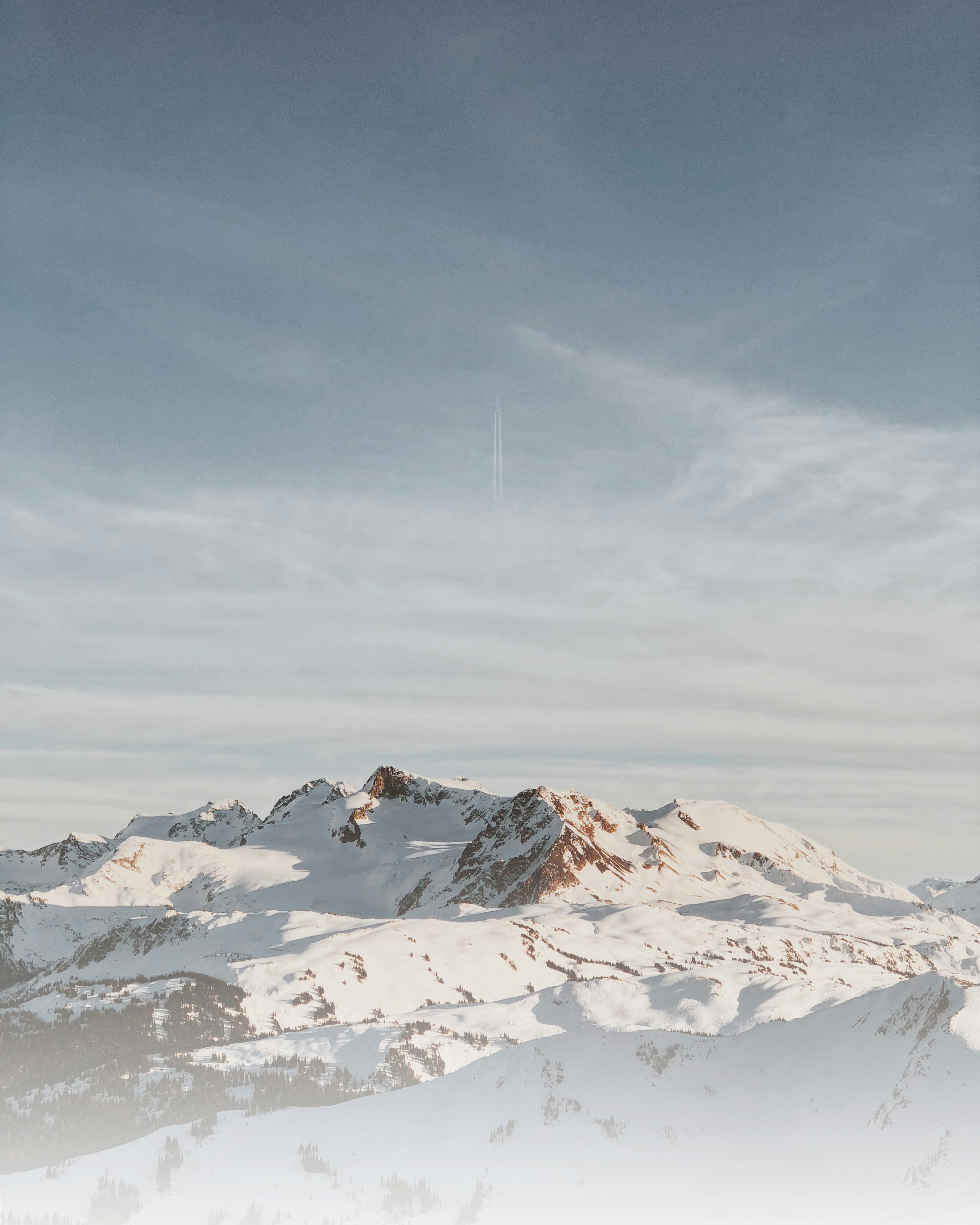 昼間の雪山の写真 Unsplashで見つけるグレーの無料写真