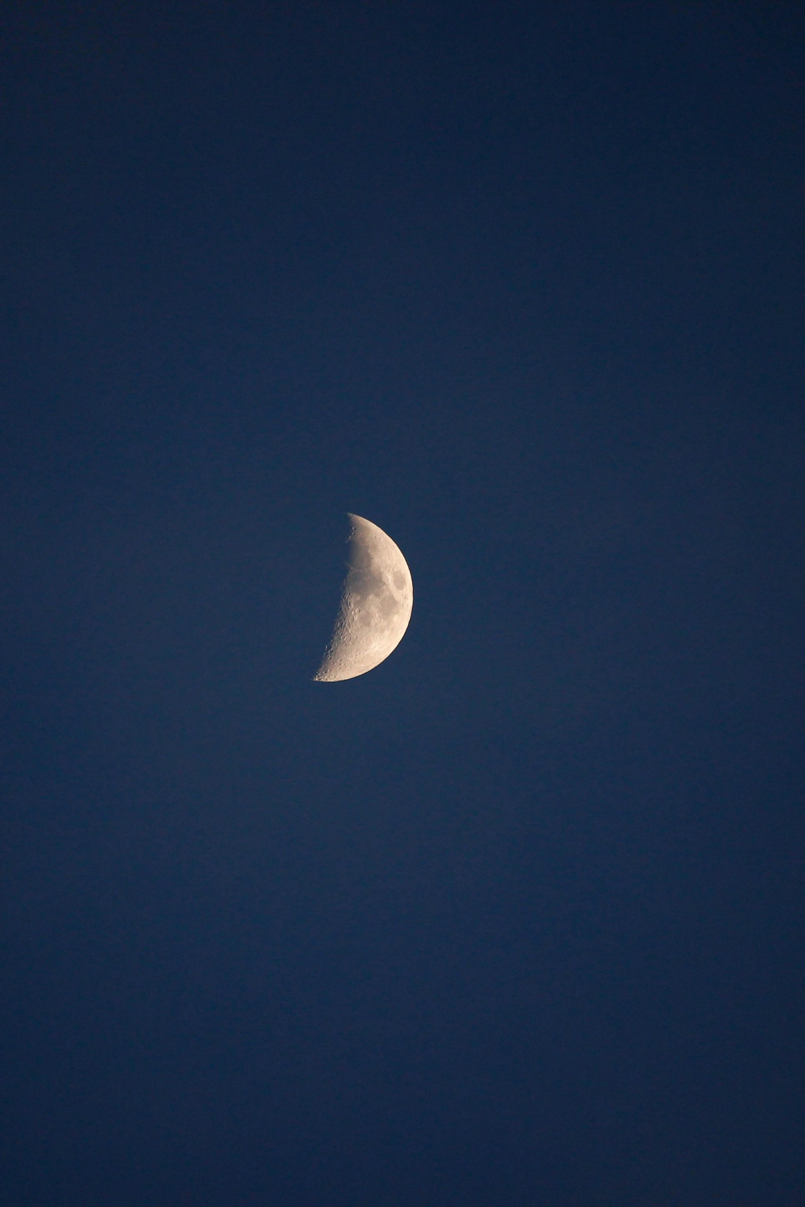 Canon EOS 600D (Rebel EOS T3i / EOS Kiss X5) + Canon EF-S 55-250mm F4-5.6 IS STM sample photo. Photo of half moon photography