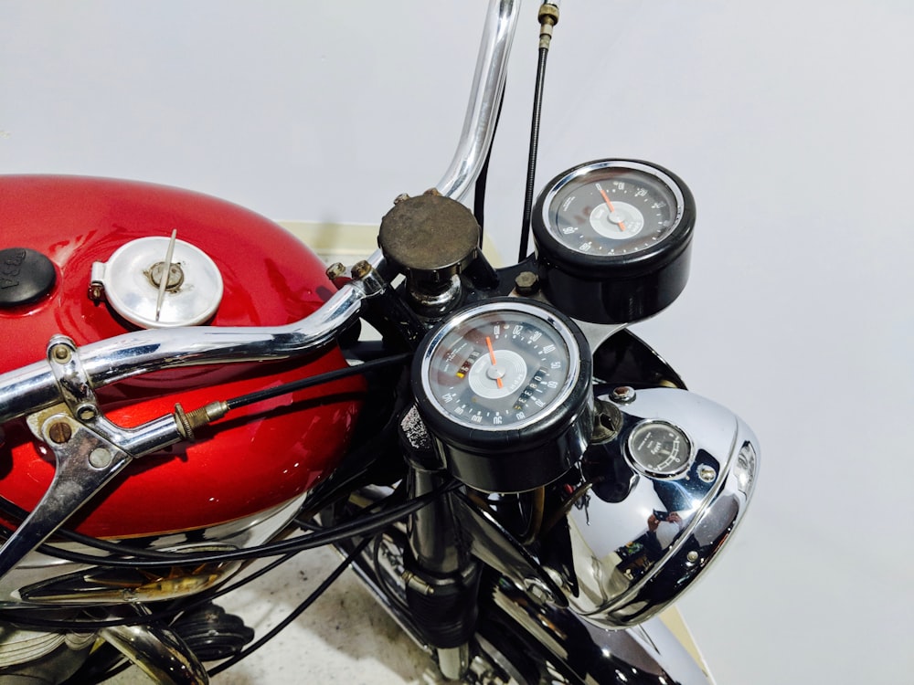 rotes und schwarzes Motorrad