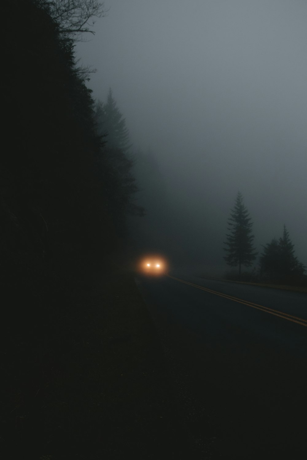 야간에 도로를 달리는 차량