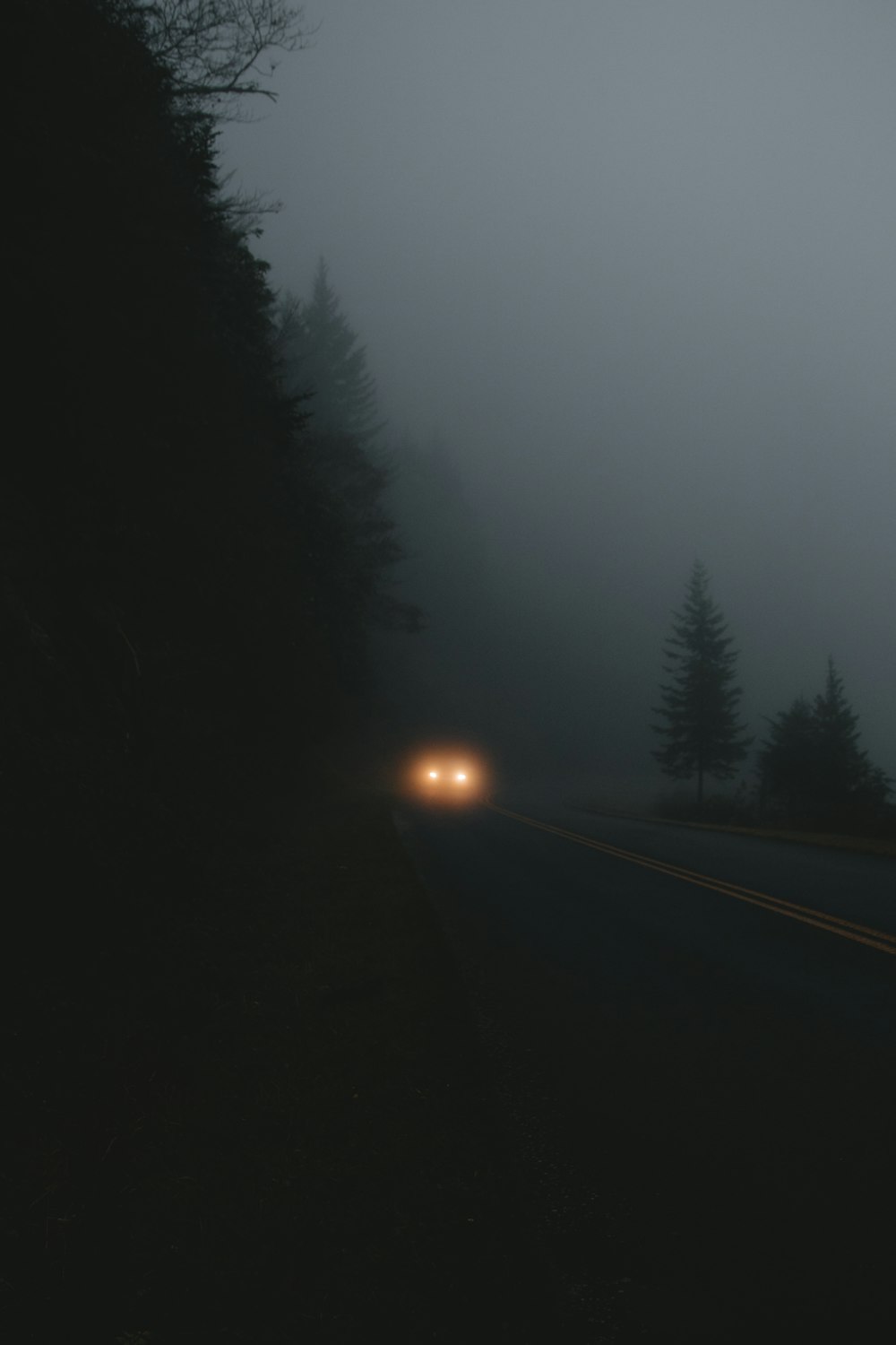 véhicule sur la route pendant la nuit