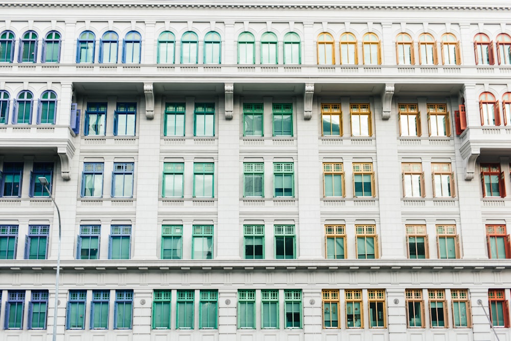 weißes Betongebäude mit Glasfenstern