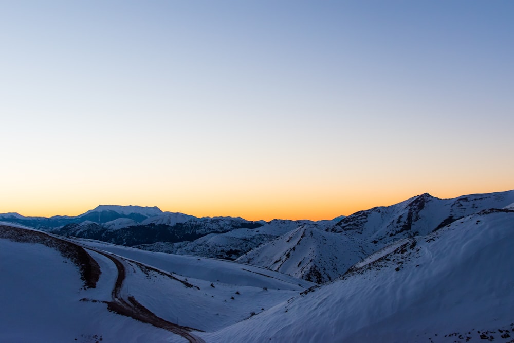 montagna innevata durante la notte