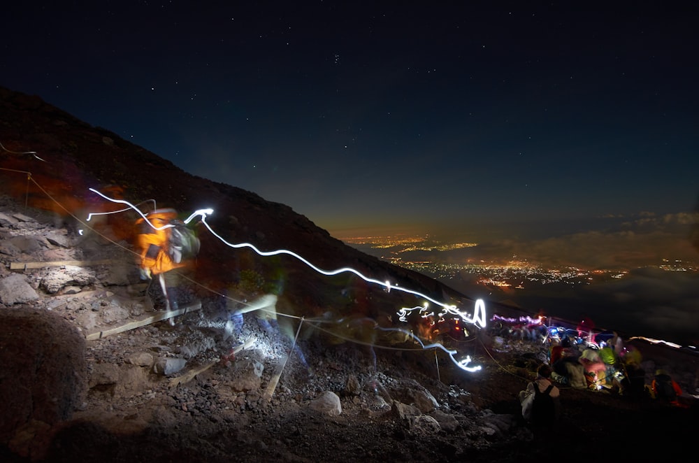 Verschiedenfarbige Lichter auf dem Berg in der Nacht