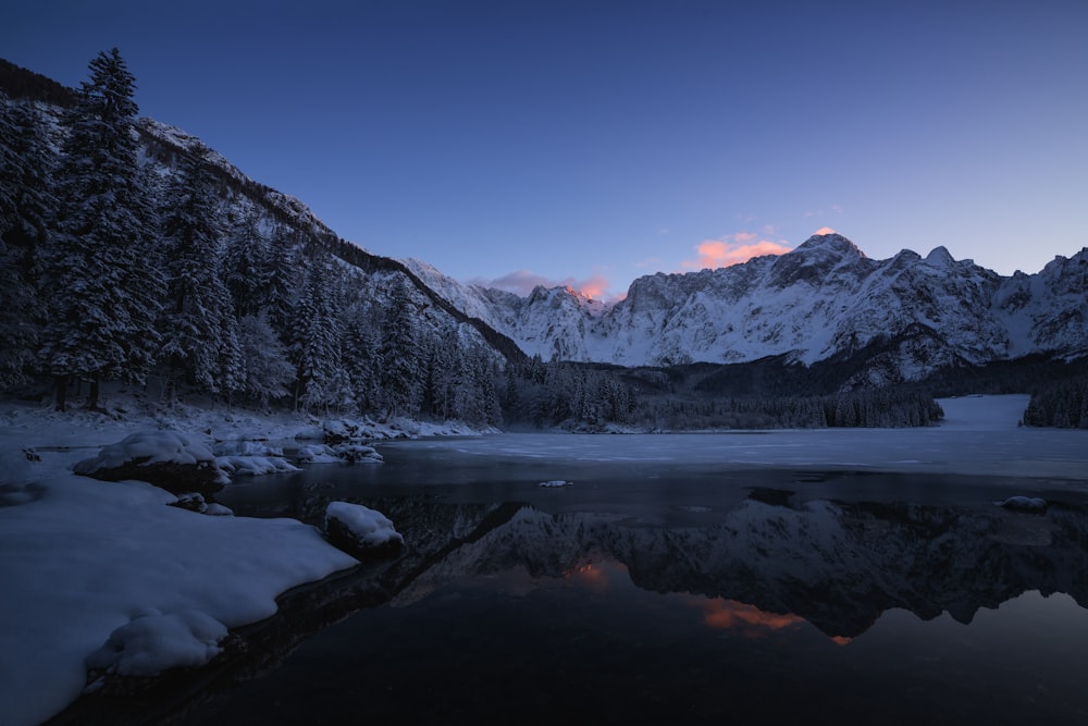 Specchio d'acqua vicino alla montagna all'alba