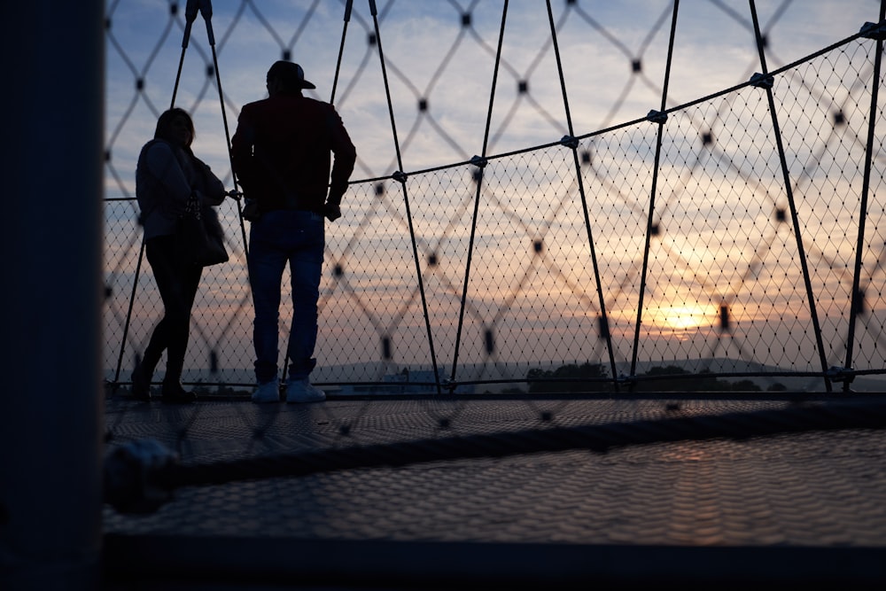 Mann und Frau stehen auf Hängebrücke