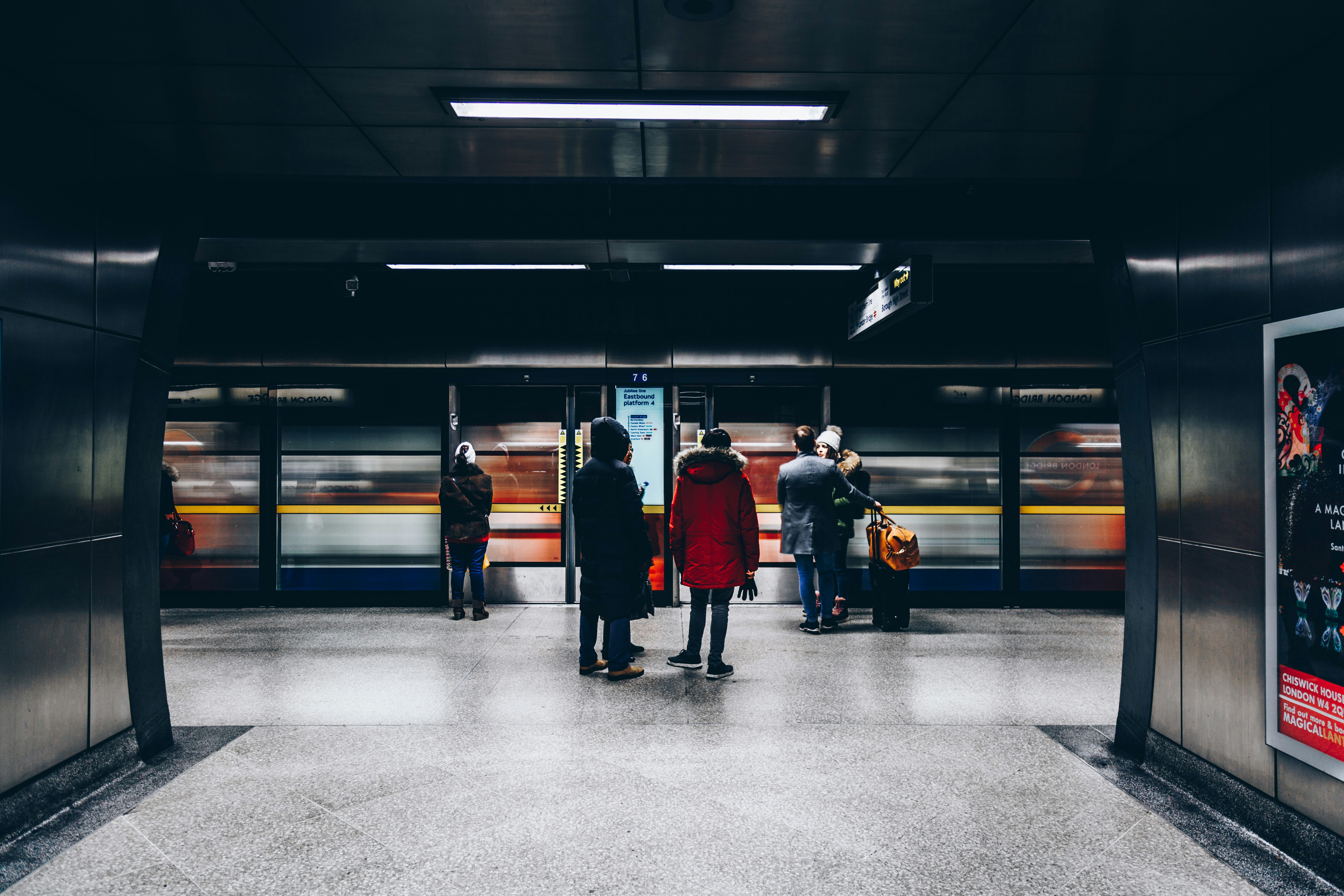 Des gens qui vont prendre un train. | Photo : Unsplash