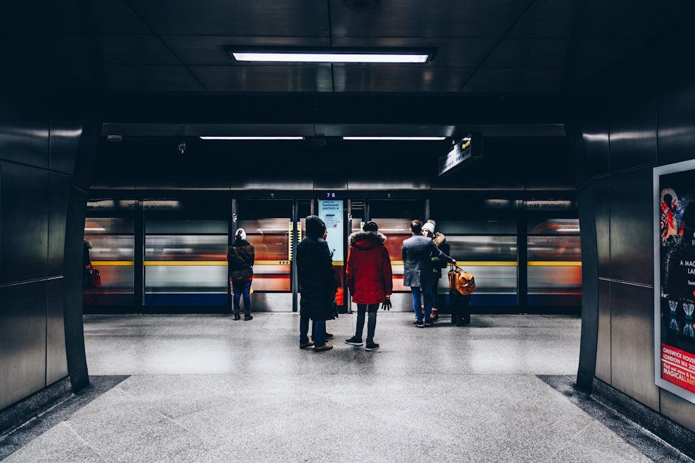 personnes attendant le train en gare