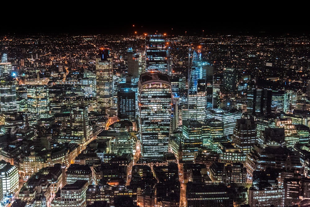 Fotografía aérea de paisajes urbanos por la noche