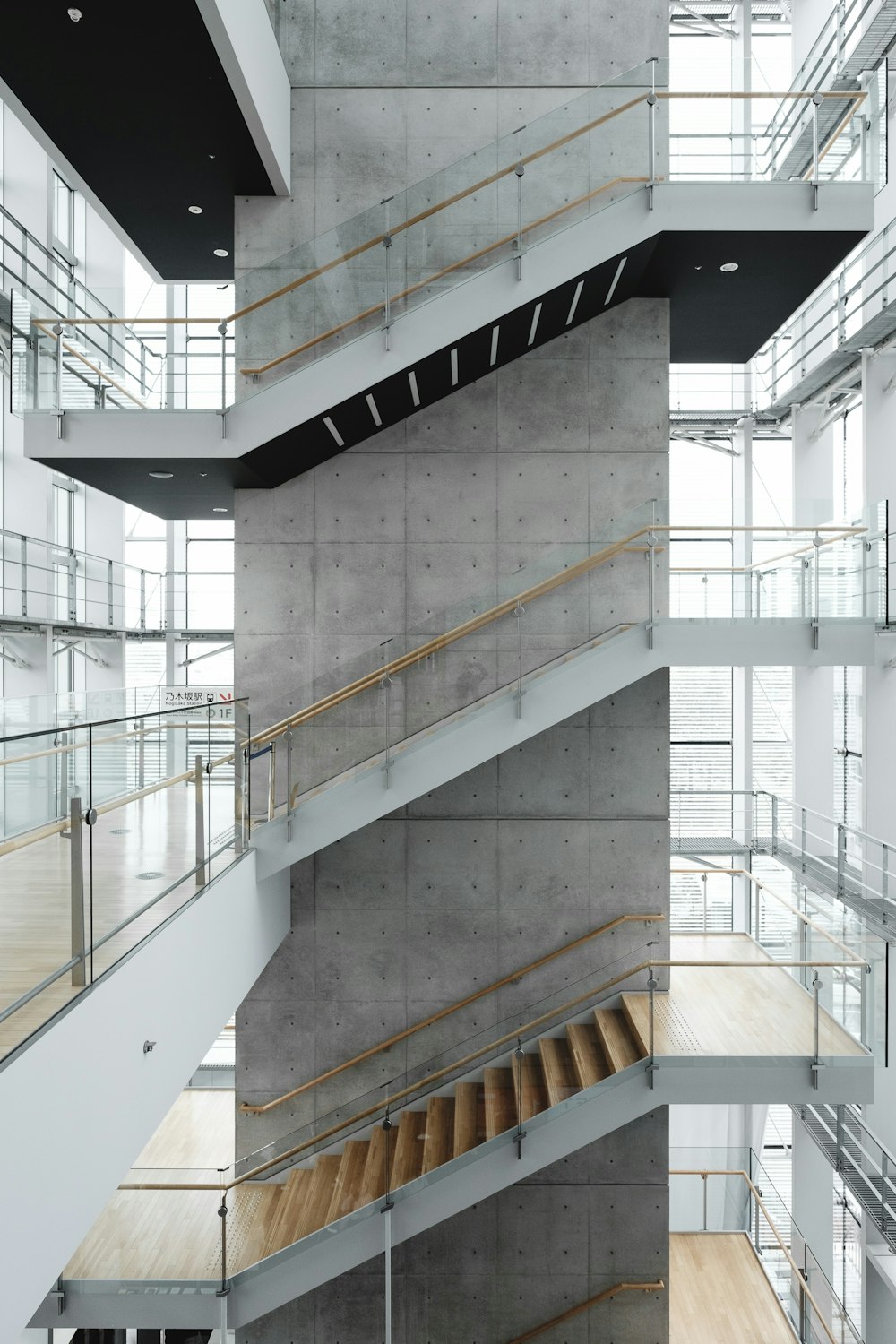 fotografia arquitetônica de prédio com escadas