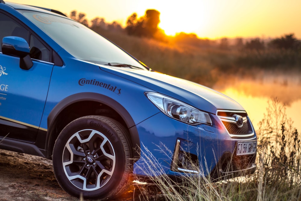 Coche azul cerca del cuerpo de agua