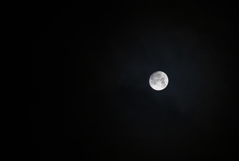 Luna llena durante la noche