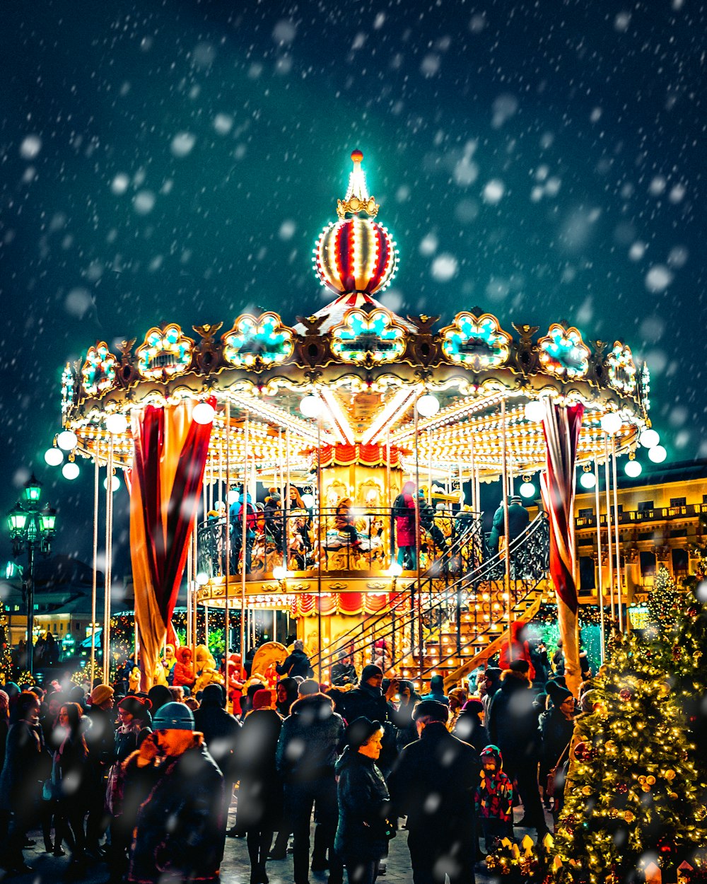 Karussell mit strömendem Schnee