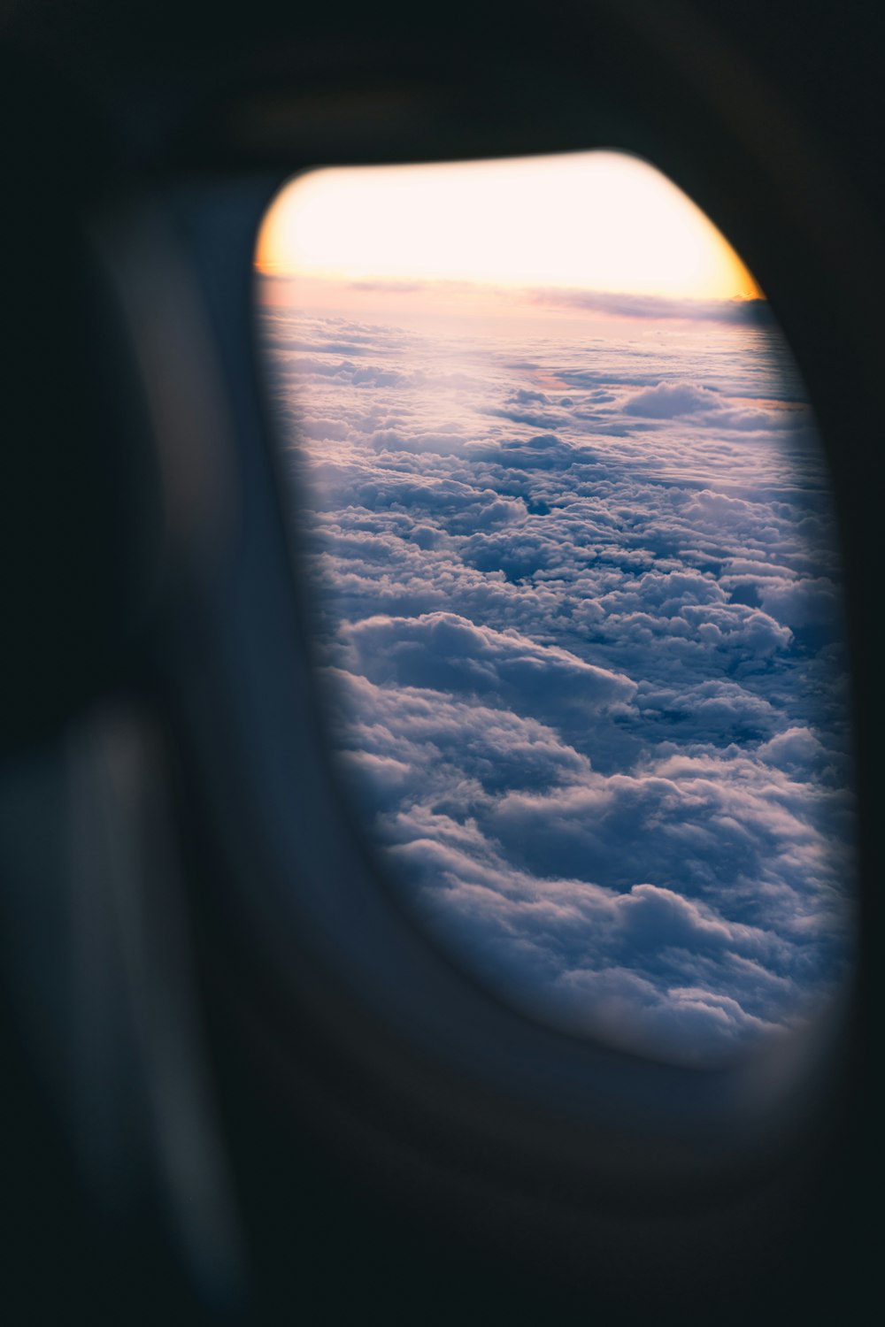 飛行機の窓から見える雲の写真