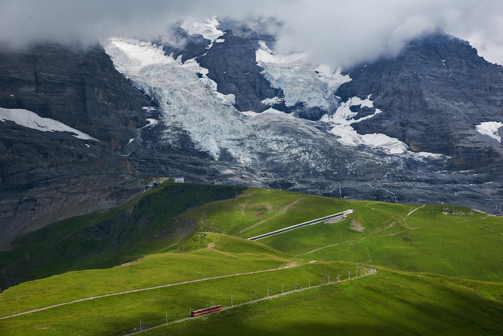 Foto aérea de un campo de hierba verde