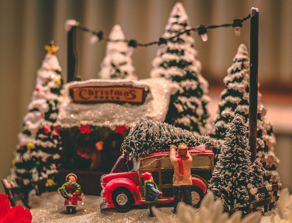 cono de pino en la parte superior de la decoración de la mesa navideña del vehículo rojo