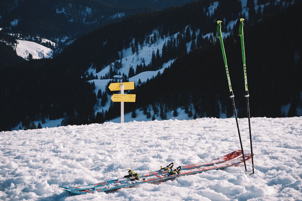 set da sci da neve sul campo di neve