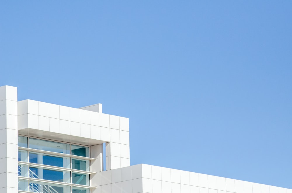 edifício de concreto branco