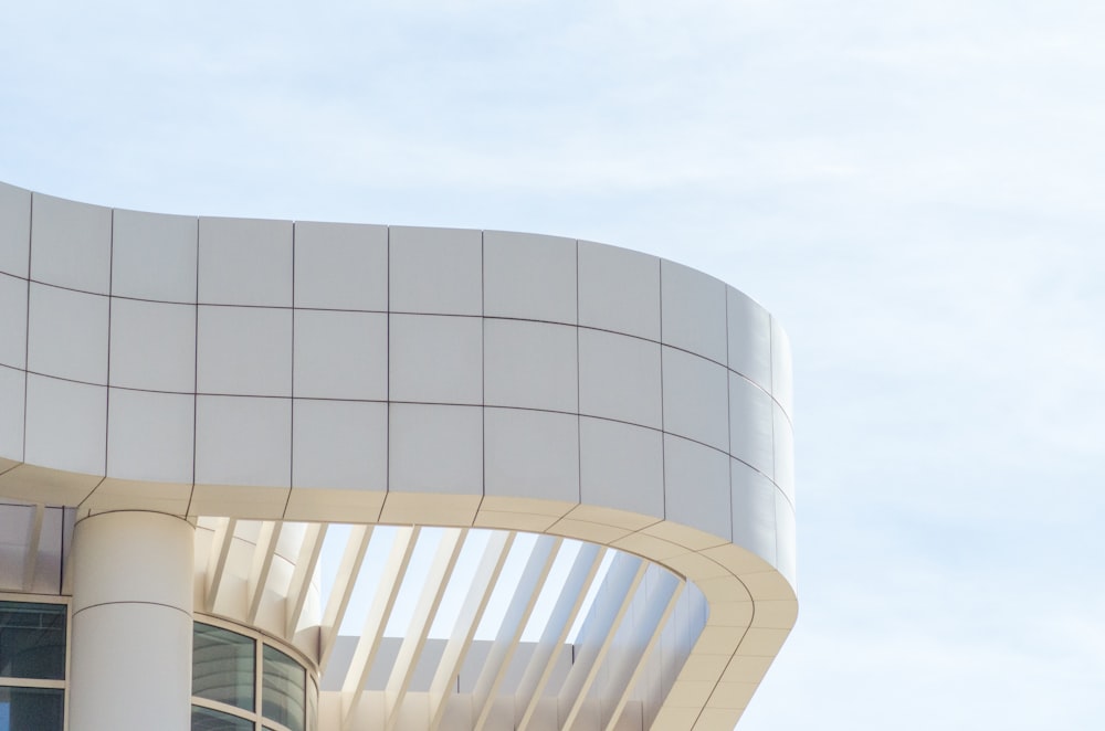 Foto de un edificio blanco durante el día