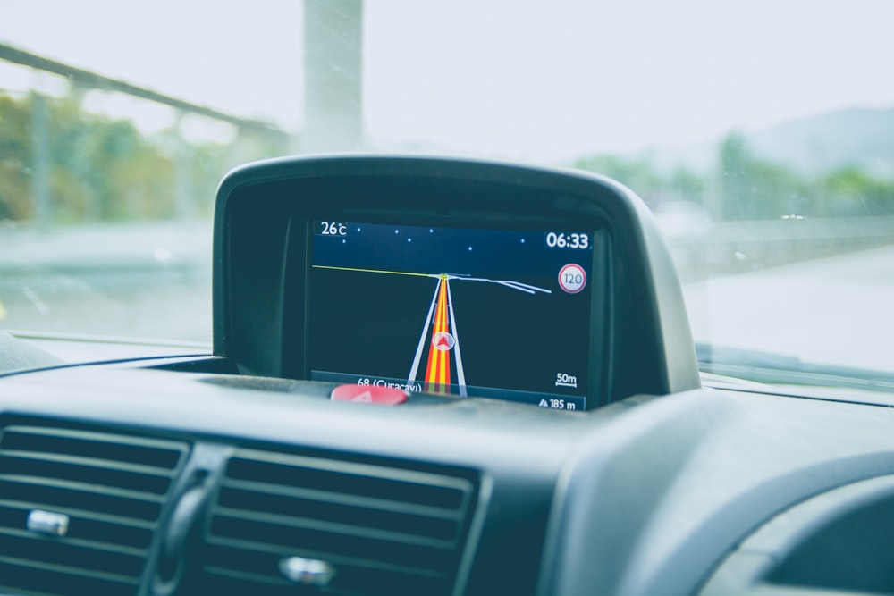  Het dashboard in een auto is een goede locatie om een GPS tracker te plaatsen.  thumbnail