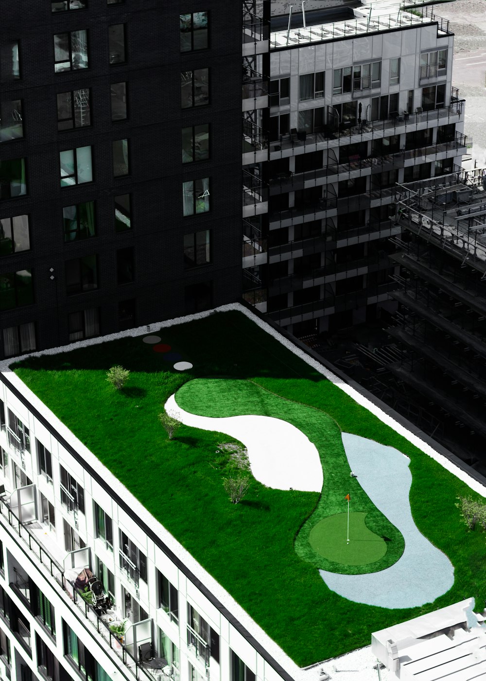 Terrain de golf au sommet du bâtiment pendant la journée