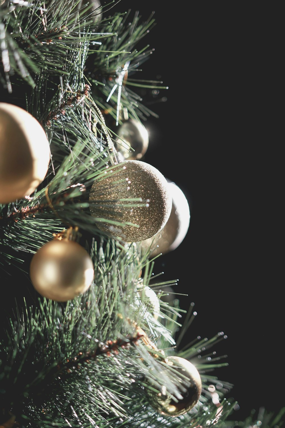 photo en gros plan de boule de Noël sur l’arbre de Noël