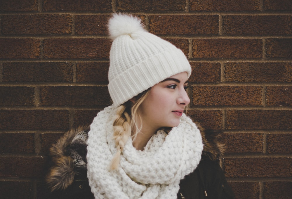 femme portant un bonnet à pompon blanc