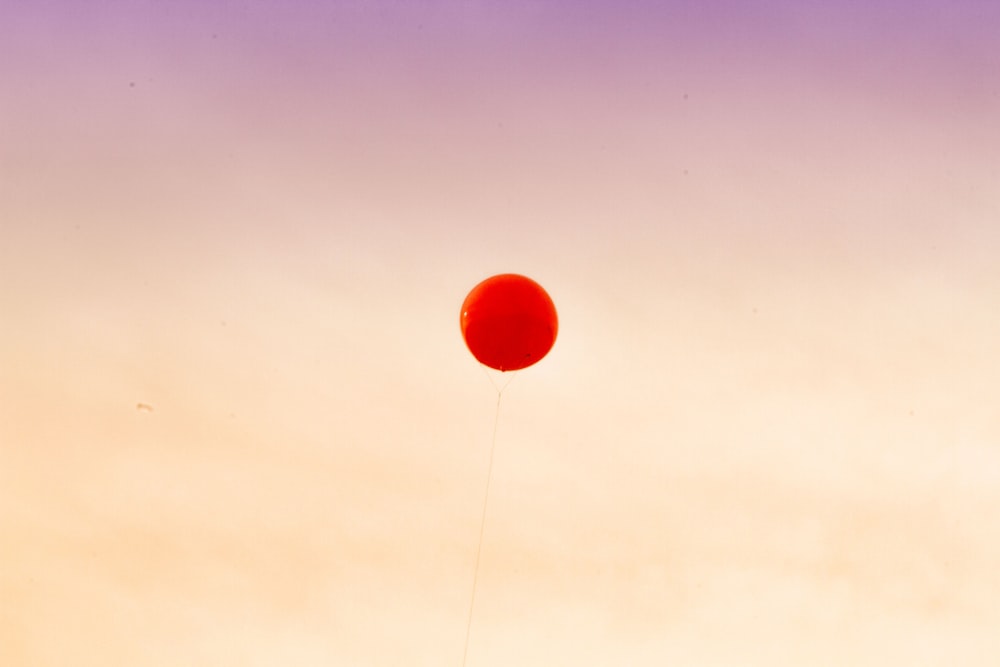 balão vermelho flutuando longe do céu