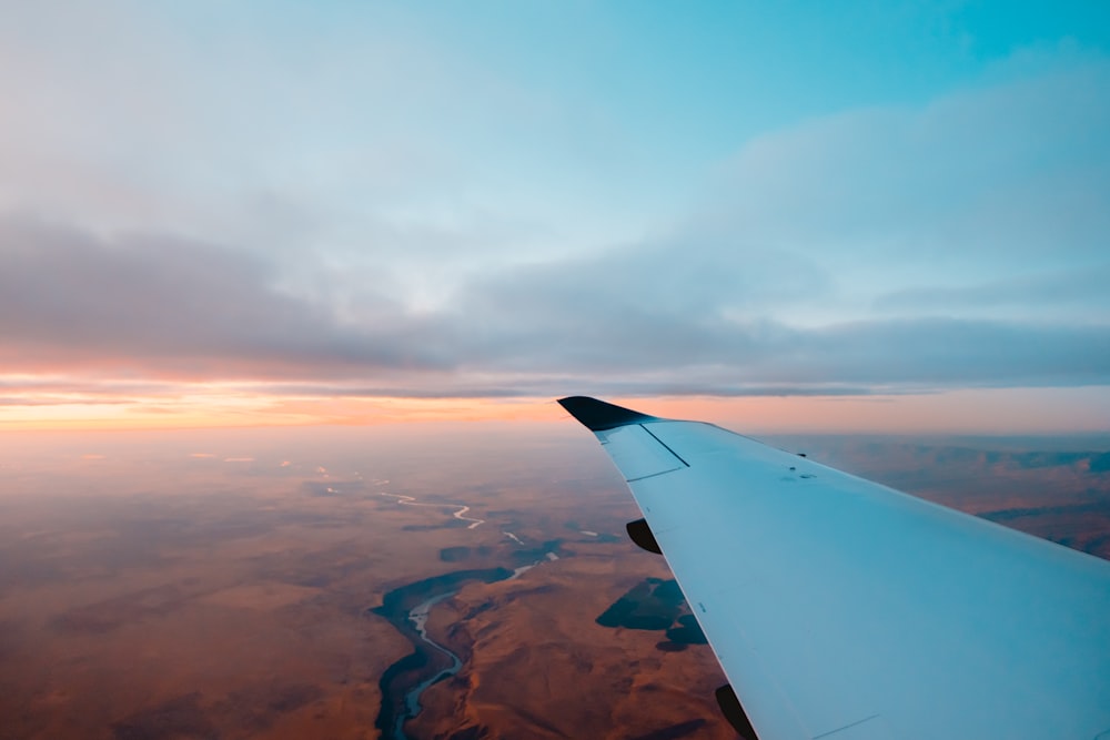 photo of plane wing during flight