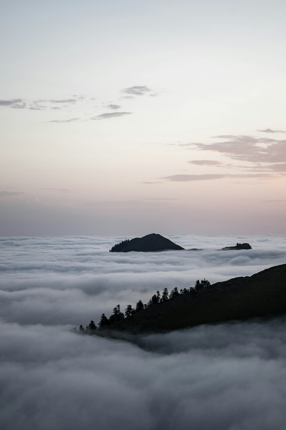 mountain above clouds at daytime