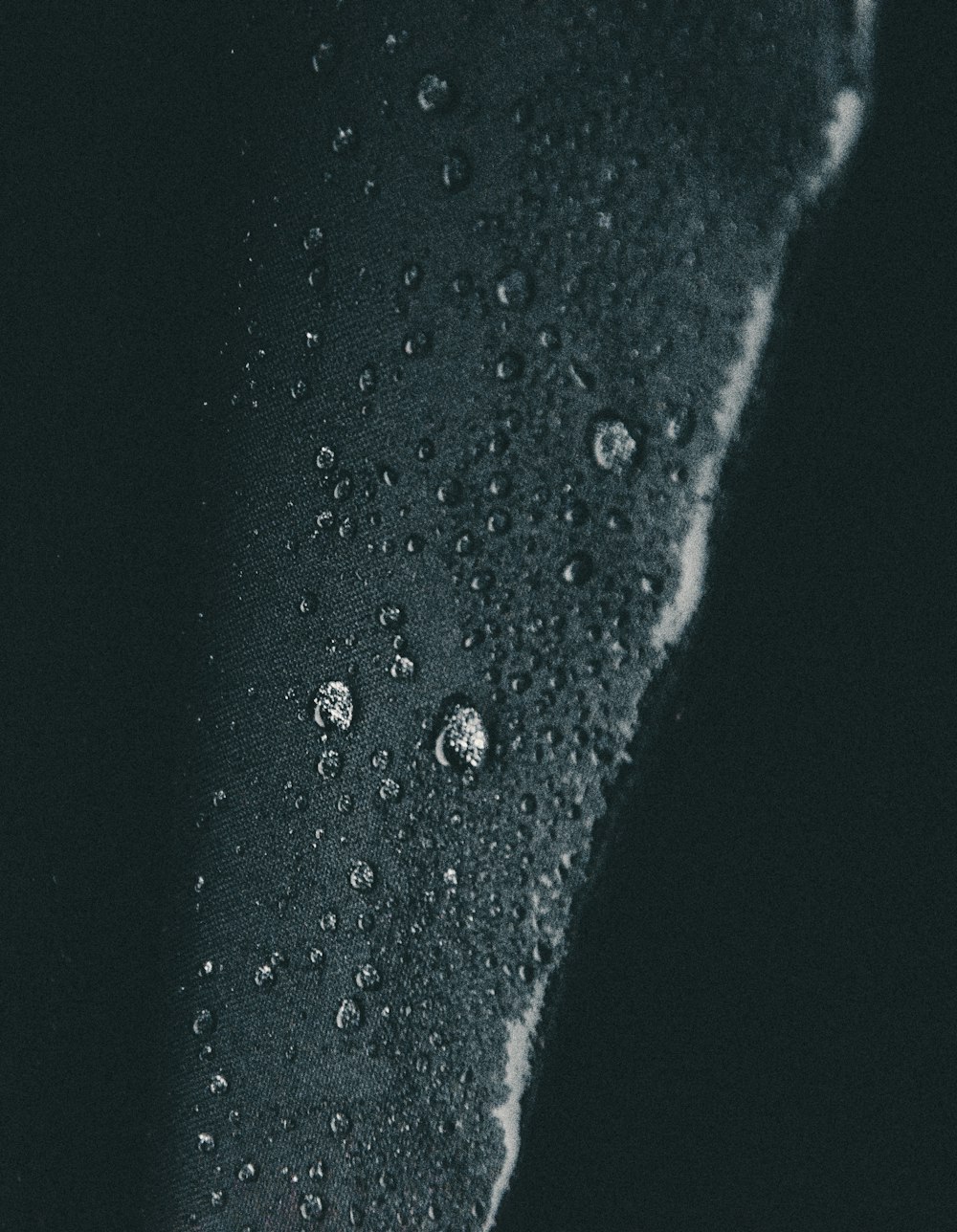 orvalho de água na superfície cinzenta