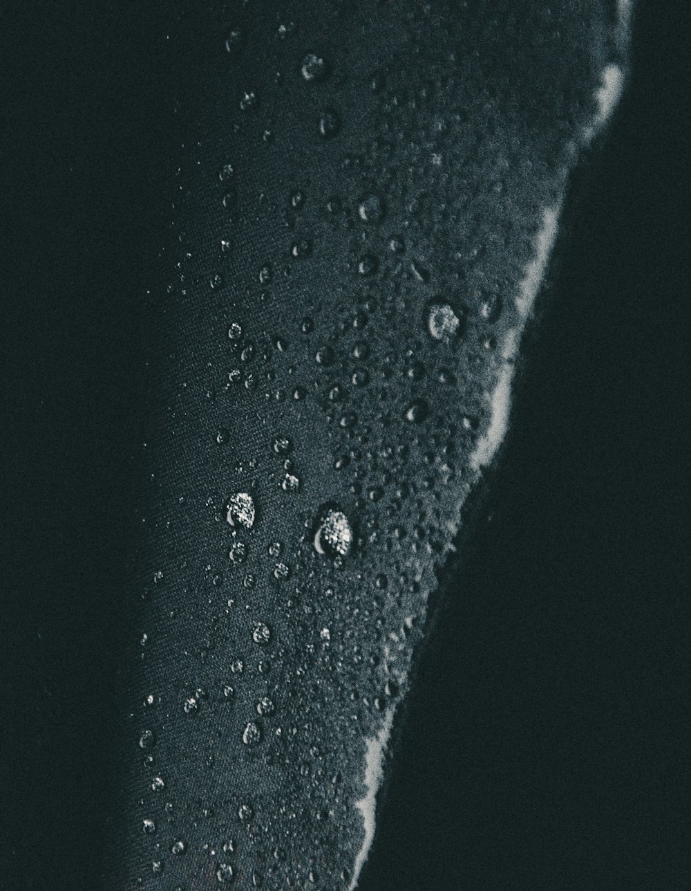 rosée d’eau sur une surface grise