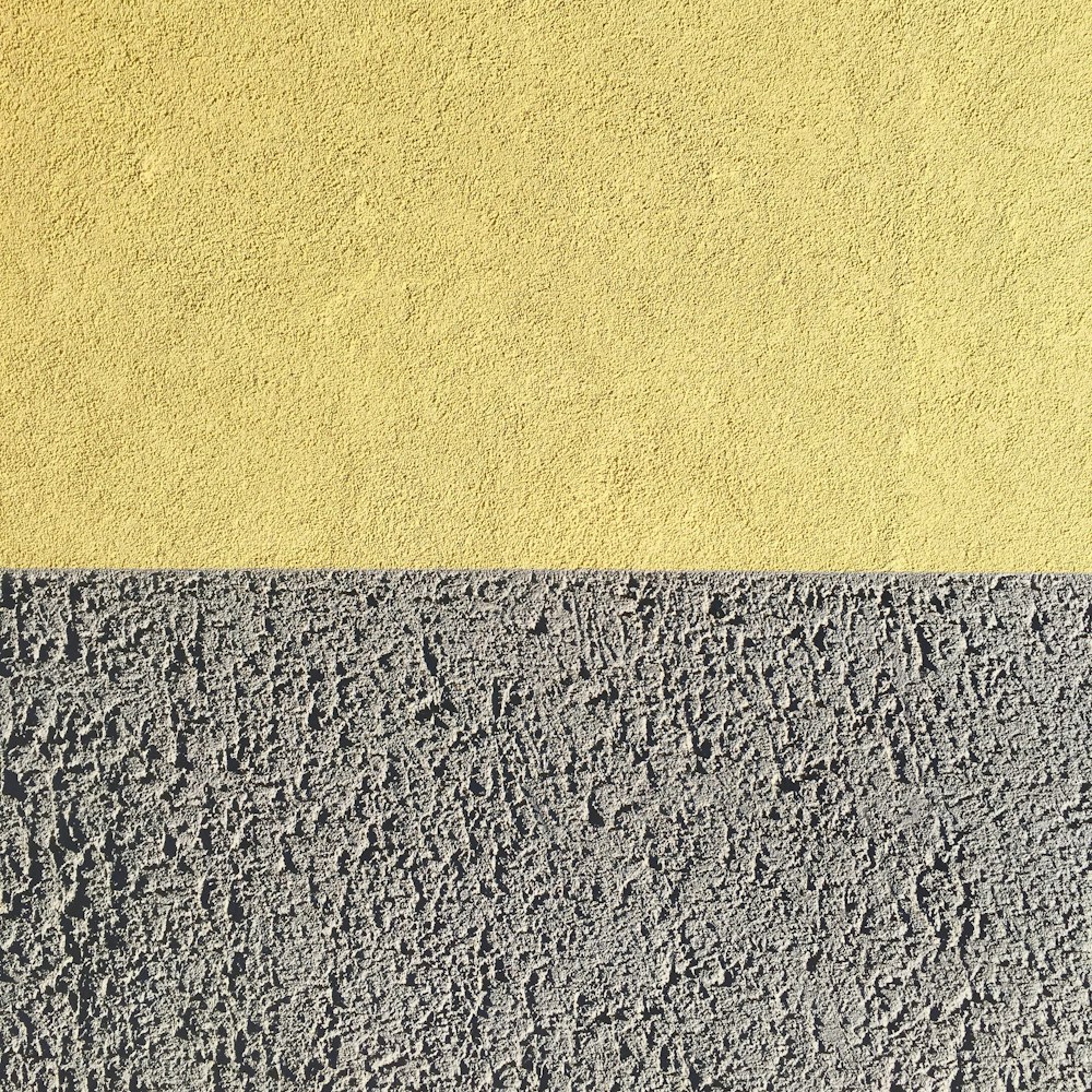 mur gris et jaune