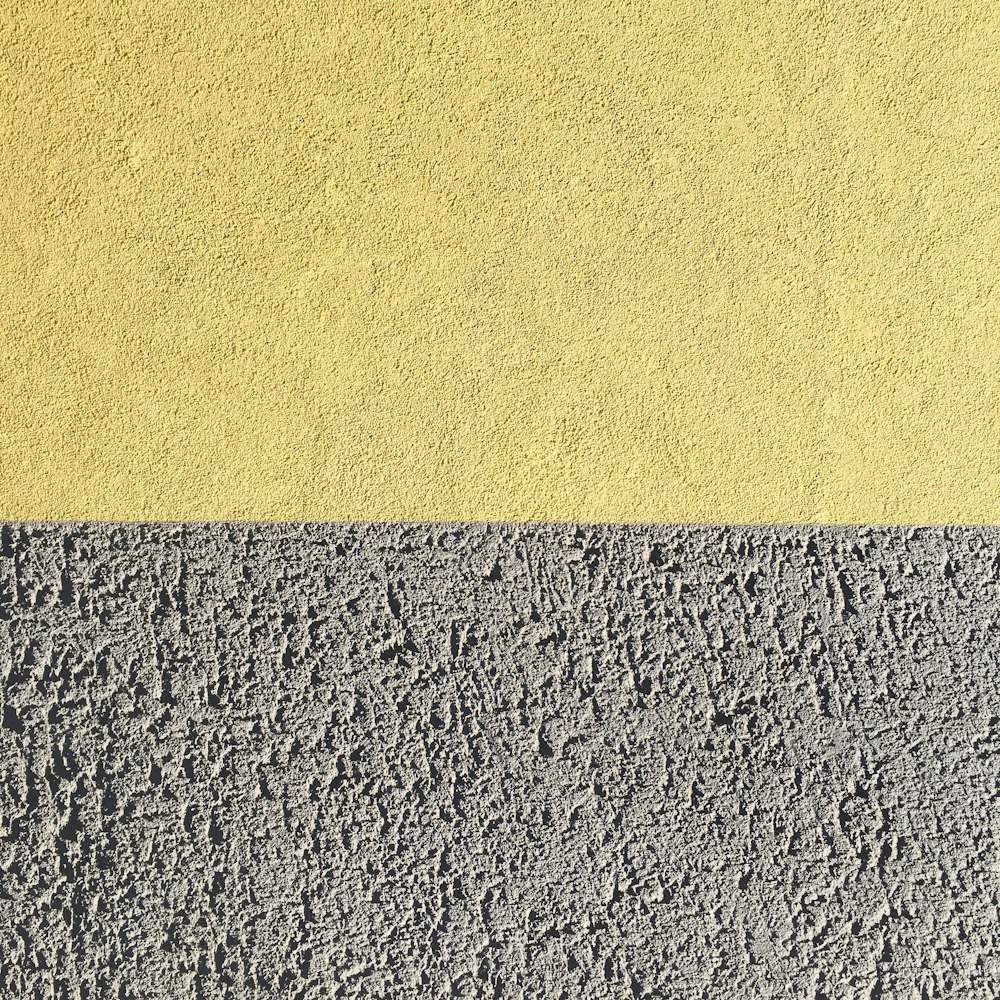 parede cinza e amarela