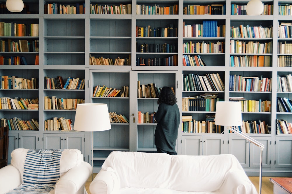 Frau sucht ein Buch zum Lesen