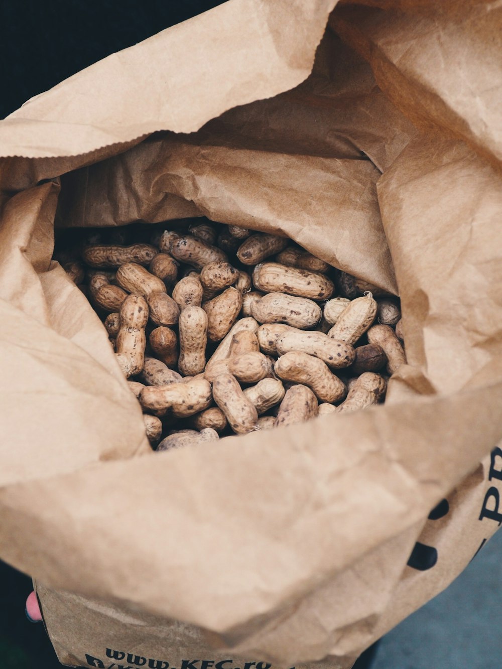 amendoim marrom em saco de papel aberto marrom