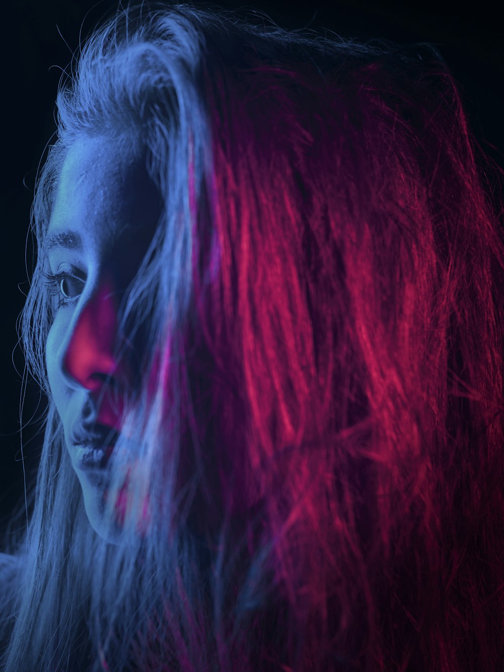 Photographie en gros plan des cheveux d’une femme avec réflexion de la lumière